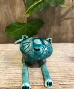 foto di un gattino in ceramica raku sdraiato color verde turchese