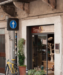 immagine della vetrina del laboratorio di ceramica Raku Terra Crea a Verna