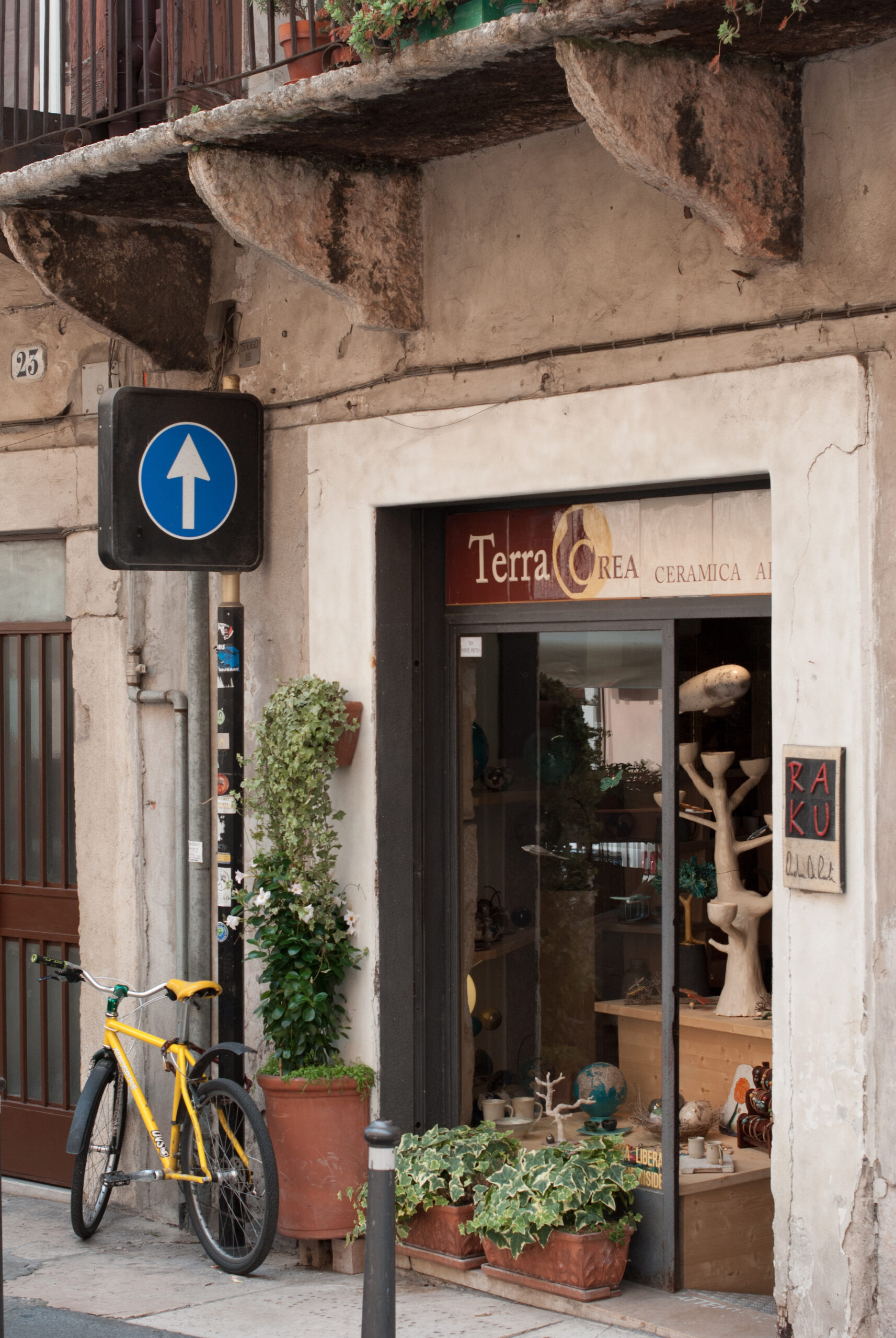 immagine della vetrina del laboratorio di ceramica Raku Terra Crea a Verna