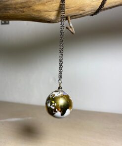 Collana pendente pianeta Terra in ceramica raku bianco e oro