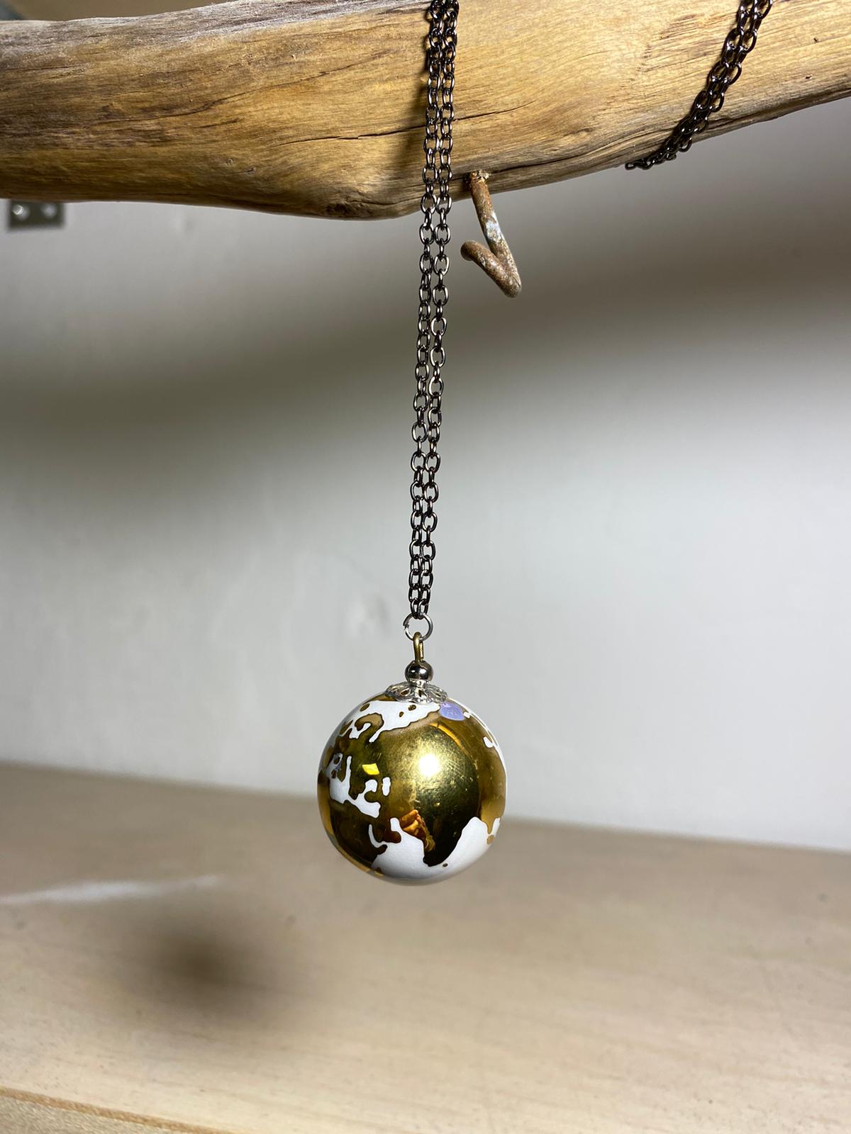 Collana pendente pianeta Terra in ceramica raku bianco e oro
